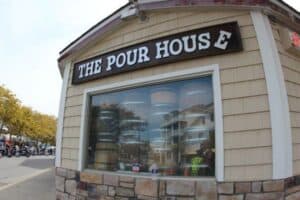3053 pour house2 300x200