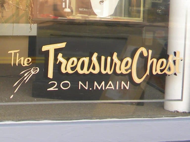 2054 treasure chest 768x576