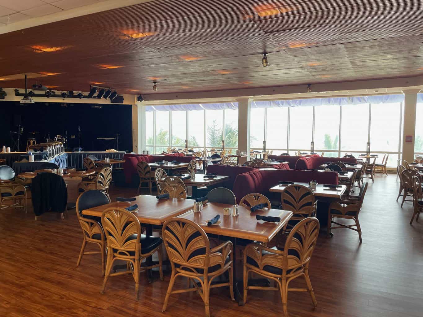 Horizons in the Fontainebleau has an ocean view
