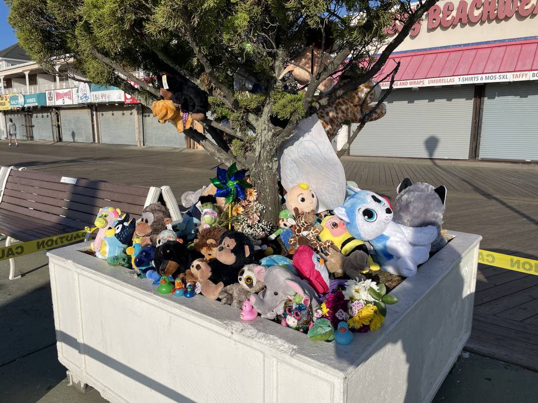 an impromptu memorial for a 2 year old killed by the Ocean City Boardwalk tram