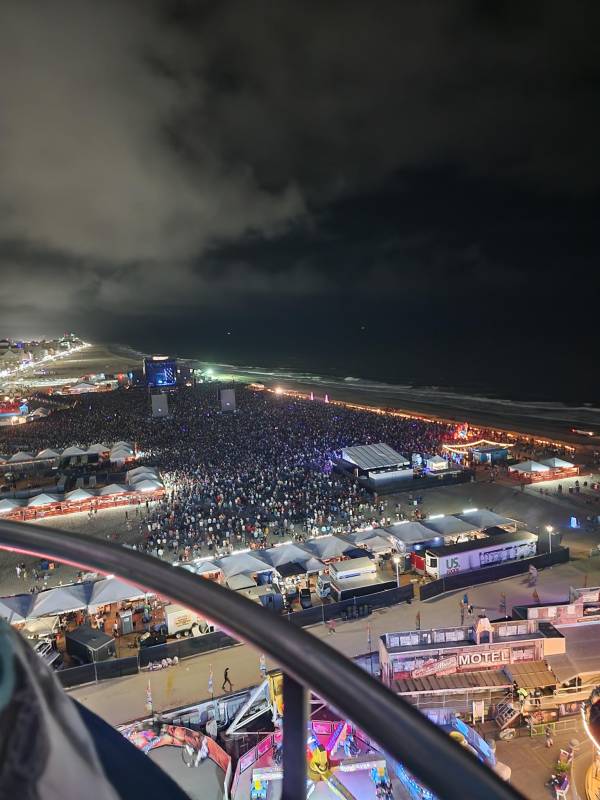 0427 melissa miller crowd on beach concert-2