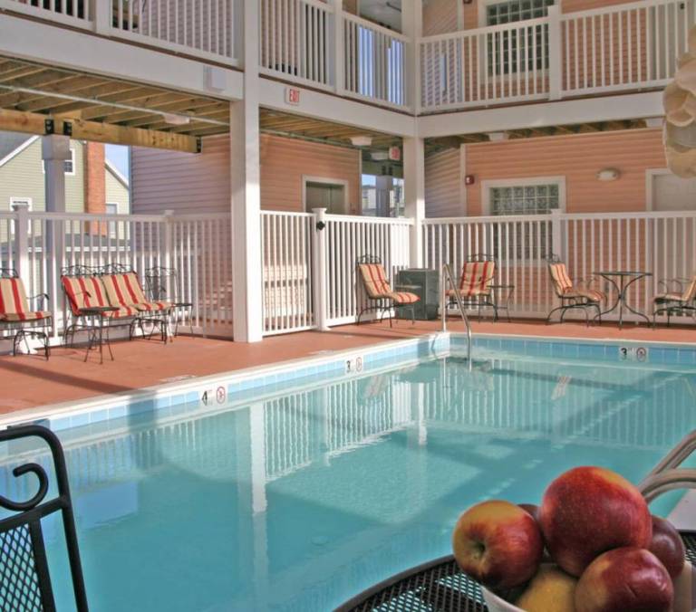 Monte carlo condo pool 768x676