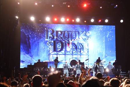 Brooks and Dunn sang their hearts out to fans on the Boot Stage Friday evening!